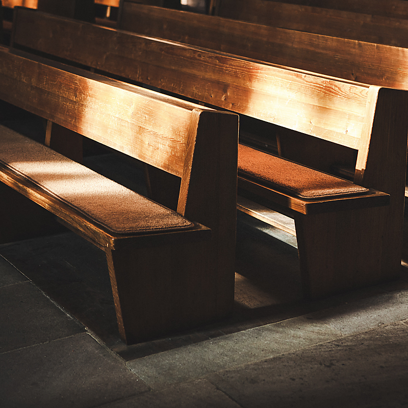 „Sitzbänke in Kirchen gibt es erst seit dem 18./19. Jahrhundert Sitzbänke in Kirchen gibt es erst seit dem 18./19. Jahrundert