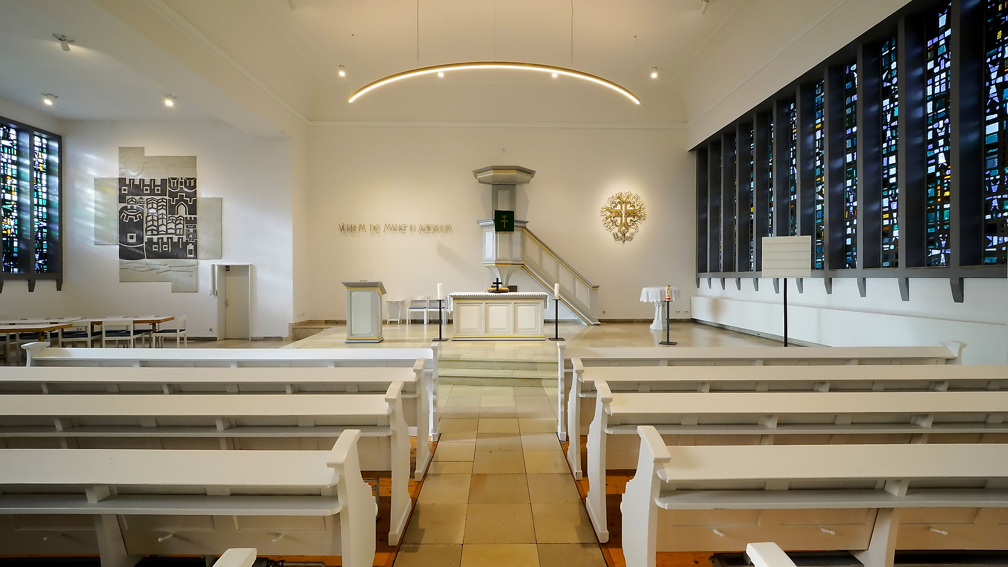 Hugenottenkirche Ludweiler - Strahlende Geschichte: Die neue Beleuchtung der Hugenottenkirche Ludweiler